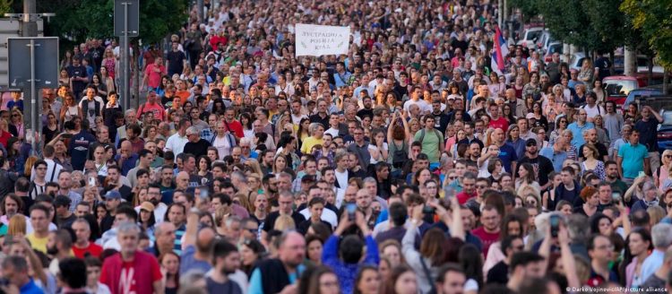 Vazhdojnë protestat masive kundër qeverisë në Serbi