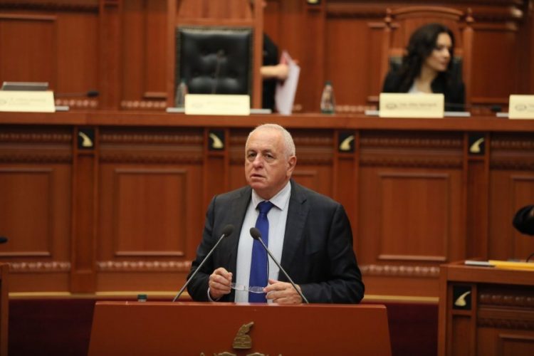 Shehu: Qeveria s’ka guxim të dënojë gjenocidin serb se mërzitet Vuçiçi