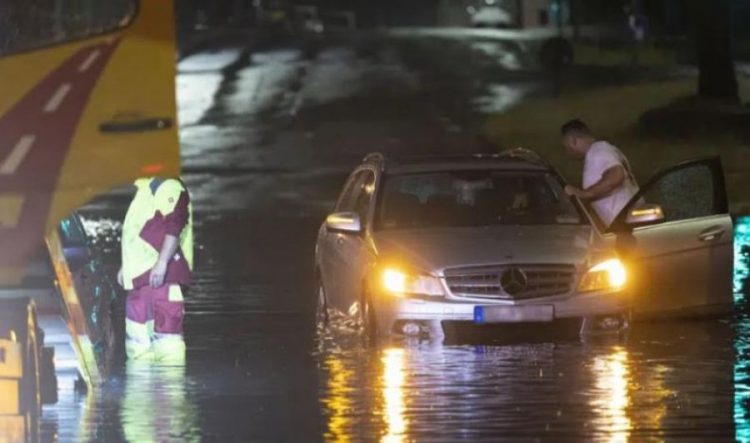 Shirat përmbytin rrugët në Gjermani, bllokohen disa linja hekurudhore