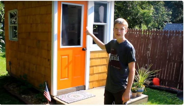 Si i ndërtoi vetes një djalosh 13-vjeçar një shtëpi prej vetëm 8 metrash katrorë