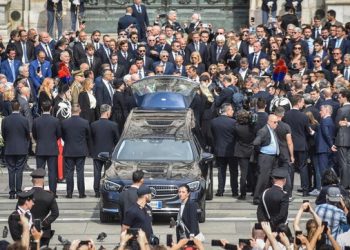 Varka largohet nga Villa San Martino, për djegien e trupit të Silvio Berlusconit