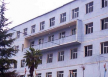 FOTO/ Makina futet poshtë kamionit, plagosen rëndë dy të rinj