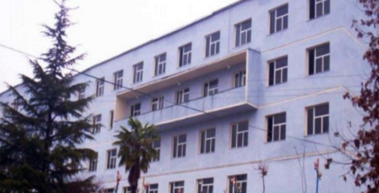 FOTO/ Makina futet poshtë kamionit, plagosen rëndë dy të rinj