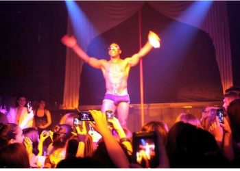 Kryetari i qytetit meksikan organizon event me striptiste për “Ditën e Babait”