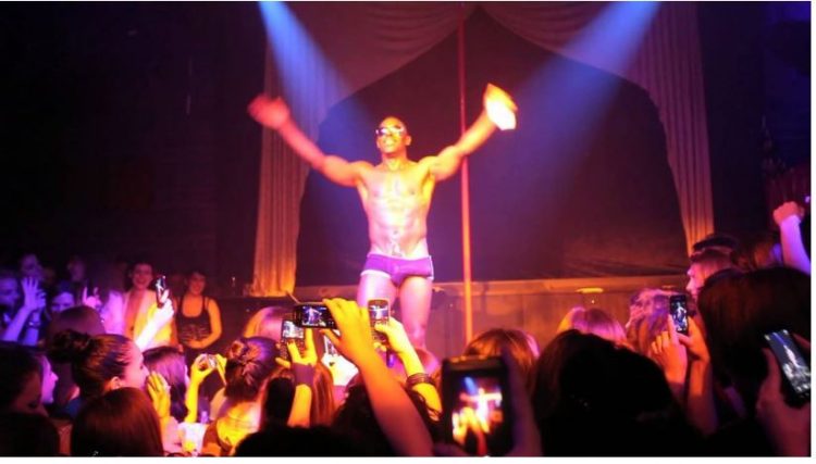 Kryetari i qytetit meksikan organizon event me striptiste për “Ditën e Babait”