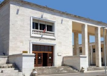 Studiues brenda dhe jashtë vendit, kundër mbylljes së Akademisë Albanologjike