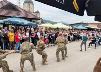 VIDEO/ Pasi u ‘lodhën’ me luftë, serbët dhe KFOR-i masin forcat në një lojë sportive