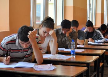 Rektorja dhe pedagogia në Shkodër që i “ndihmojnë të gjithë”, ja sa paguhen për një provim