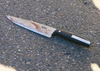 Plagosen dy persona me thikë në Sarandë, shpallet në kërkim autori