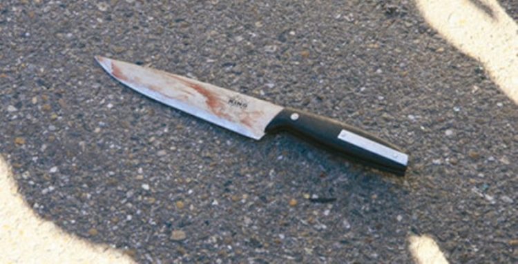 Plagosen dy persona me thikë në Sarandë, shpallet në kërkim autori