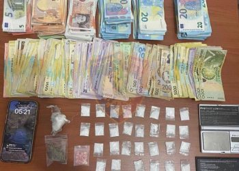 Hiqeshin si turistë, kapen britanikët që shpërndanin kokainë në Dhërmi/ Detajet