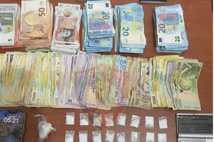 “Një rrugë e dy punë”/ Shisnin drogë në Dhërmi, vihen në pranga dy turistë anglezë