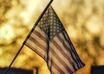 Ish-shefi i policisë dënohet me burgim të përjetshëm, akuzohet për zjarrvënie dhe vrasje të mbetur në tentativë