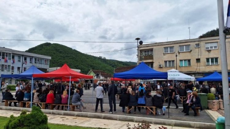 Protestuesit serbë fillojnë të mblidhen në veri