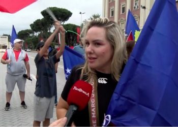 Mesazhi prekës i Vesa Lumës, në protestën para Kryeministrisë