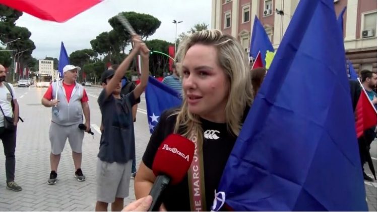 Mesazhi prekës i Vesa Lumës, në protestën para Kryeministrisë