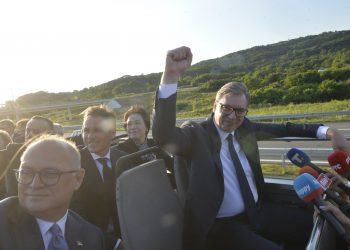 Ndalimi i djalit të tij në Kosovë, ironizon Vuçiç: Kurti nuk është aq i guximshëm kur është në shoqërinë time. Slogani “dorëzimi nuk është opsion” është për jetë