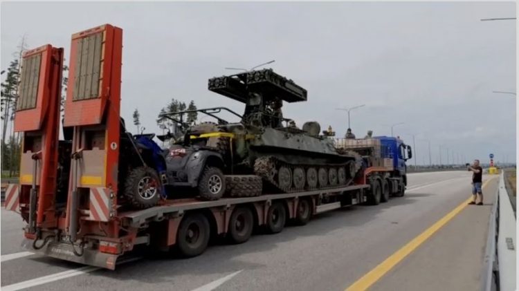Video/ “Beteja” në autostradë, helikopterët rusë sulmojnë autokolonën Wagner