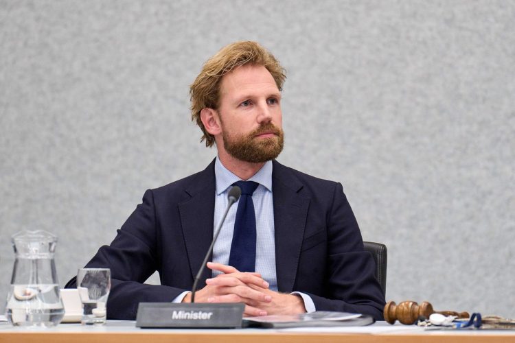 “Ngriti zërin”/ Ministri i Arsimit jep dorëheqjen