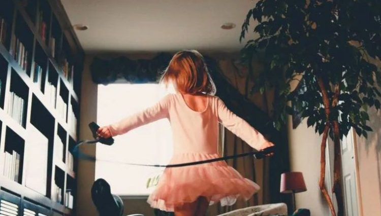 U paralizua kur ishte shtatë javëshe. Sot ajo nuk ecën, por kërcen pa asnjë ndihmë