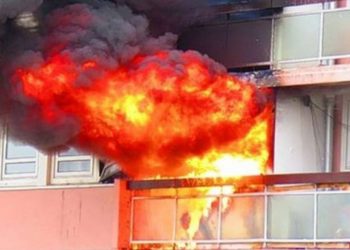 Përfshihet nga flakët një banesë