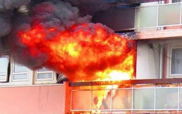 Përfshihet nga flakët një banesë