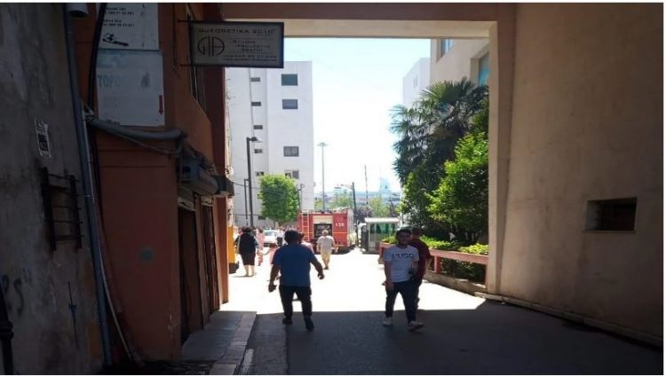 Bie zjarr në një nga qendrat tregtare të Durrësit