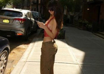 FOTO/ Emily Ratajkowski lë fansat pa frymë me pozat e fundit