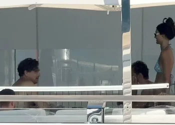 FOTO/ Supermodelja shfaqet me bikini në jahtin luksoz të Di Caprios