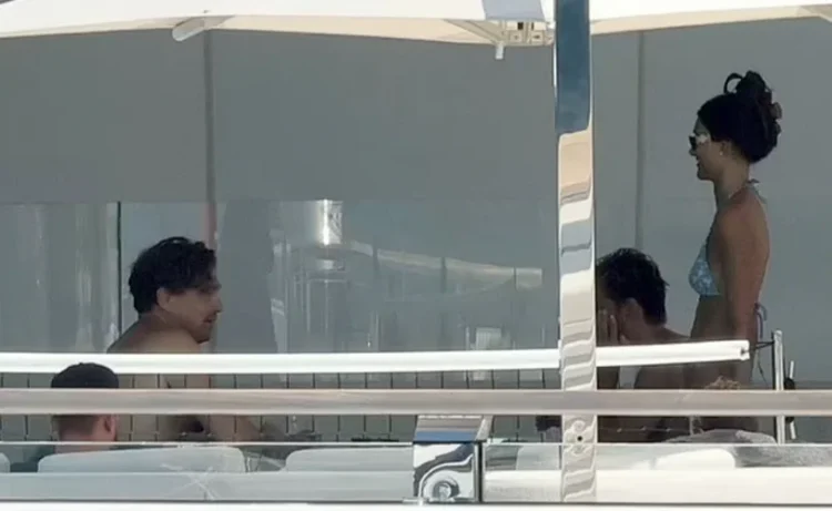 FOTO/ Supermodelja shfaqet me bikini në jahtin luksoz të Di Caprios
