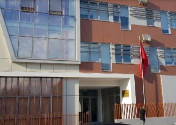 Dhunuan përmbaruesit, lihen në burg babë e bir në Elbasan