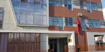 Dhunuan përmbaruesit, lihen në burg babë e bir në Elbasan