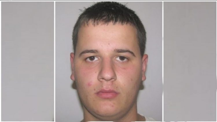 FOTO/ Ky është i riu që u ekzekutua mbrëmë në oborrin e shtëpisë