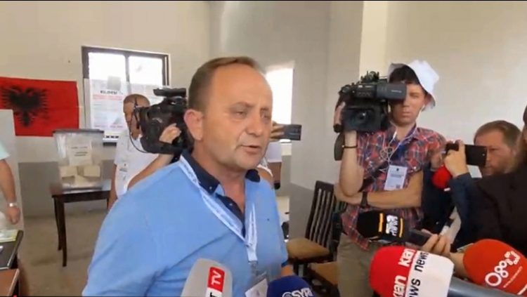 Pas 30 minutash, rinis procesi i votimit në QV në Rrogozhinë