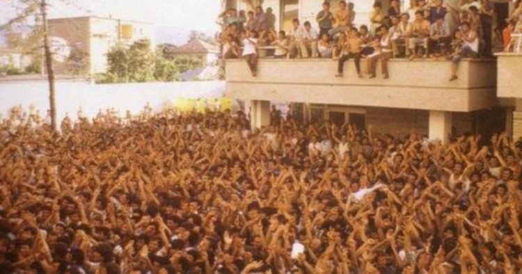 Eksodi historik, 33 vite më parë u rrëzua “Muri i Berlinit” në Tiranë