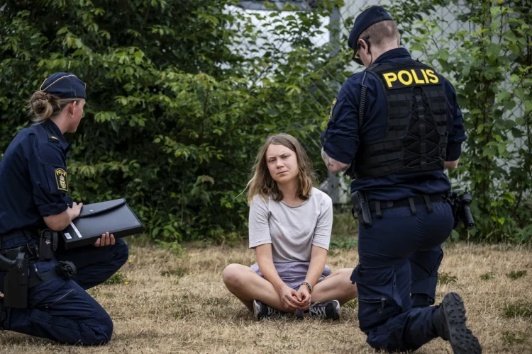 Greta Thunberg gjobitet për mosbindje në protestën për klimën