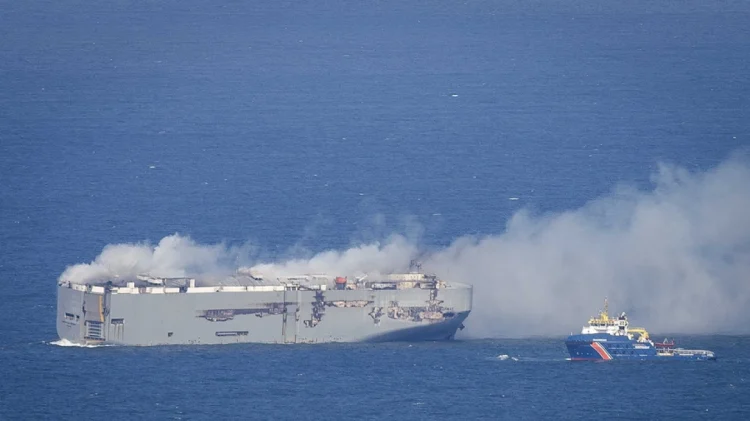 Digjet për të katërtën ditë, trageti me 3.783 makina në bord (VIDEO)