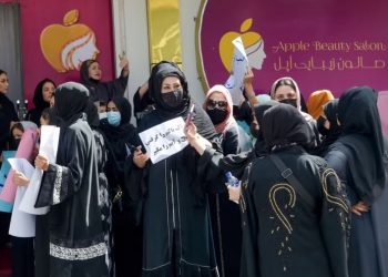 Gratë afgane protestojnë kundër mbylljes së salloneve të bukurisë