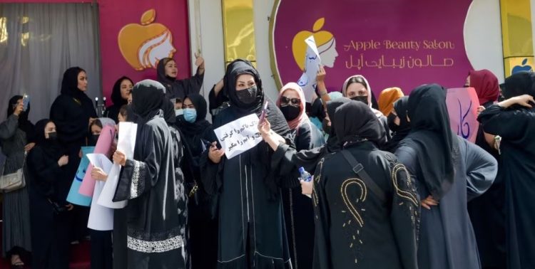 Gratë afgane protestojnë kundër mbylljes së salloneve të bukurisë