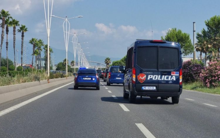 VIDEO/ Vizita e Clinton, Policia “blindoi” Tiranën. Ja si u shoqërua ish-Presidenti amerikan