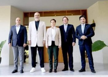 FOTO/ Rama i kombinuar në veshje me kryeministren serbe, ironia e Palokës