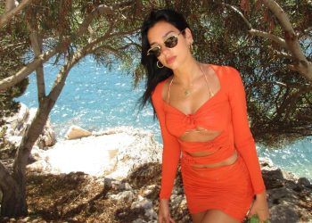 ‘A ma mirë ktu a atje?’, Dua Lipa vijon pushimet në jug të Shqipërisë