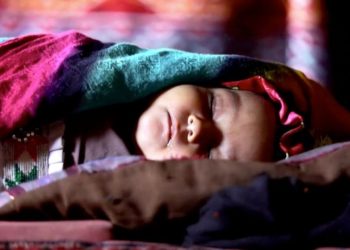 Ç’njerëzore! Çifti indian shet foshnjën 8-muajshe për të blerë një…