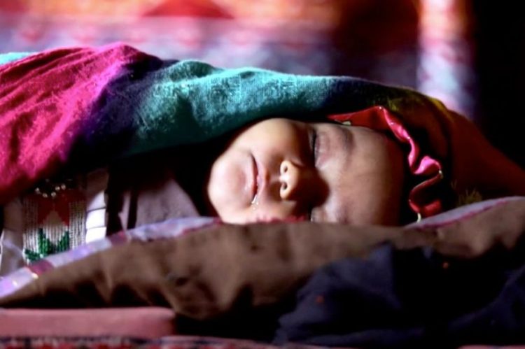 Ç’njerëzore! Çifti indian shet foshnjën 8-muajshe për të blerë një…