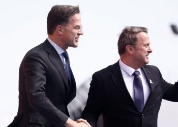 Tensionet në Veri/ Kryeministrat e Holandës dhe Luksemburgut vizitojnë Kosovën e Serbinë