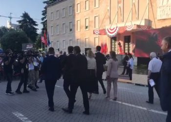 Nga Mediu te Duka e Basha, ja politikanët e opozitës që janë në ceremoninë në nder të Clinton