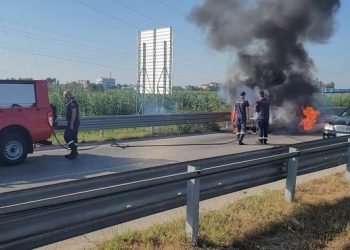 Flakë gjigante dhe tym në Lushnjë, makina përfshihet nga zjarri