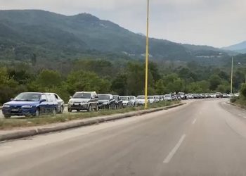 Radhë në Kakavijë, qytetarët në pritje për të kaluar kufirin