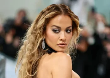 Rita Ora merr dhuratën e çuditshme, organ gjenital nga shoqja e saj