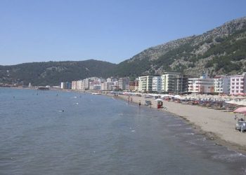 Rrezikoi të mbytej, pushuesi shpëtohet në kohë nga familjarët